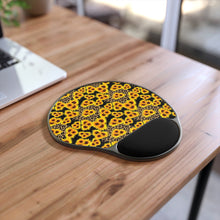 Load image into Gallery viewer, Mouse Pad With Wrist Rest - Leopard Sunflower
